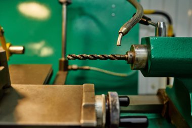 Torna tezgahındaki matkabın yakın çekimi. Metal işleme teknolojisi.