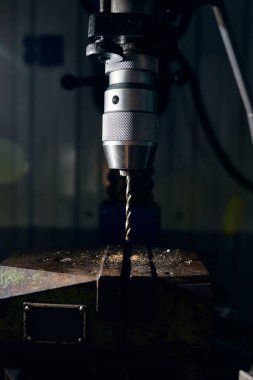 Çukura matkap yerleştirilmiş bir matkap. Yakın plan..