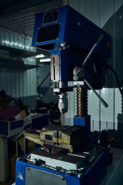 Araba servisinde mengenesi olan sondaj makinesi..