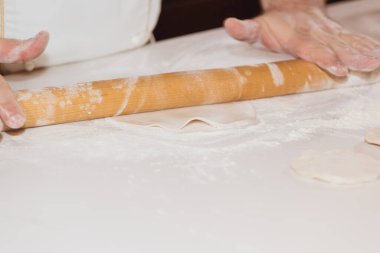 Aşçı ev yapımı hamur rulosu yapar. Yakın plan..