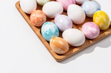 Ahşap bir stantta renkli Paskalya yumurtaları koleksiyonu..