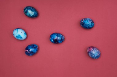 Paskalya renkli yumurtalar. Mor arkaplan.