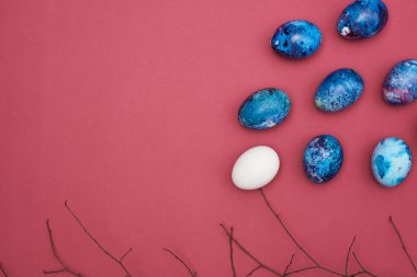 Paskalya bayramı gelenekleri. Paskalya renkli yumurtalar. Güzel şenlik arka planı.