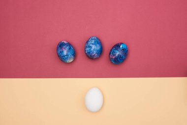 Paskalya kutlaması. Renkli arka planda Paskalya yumurtaları.