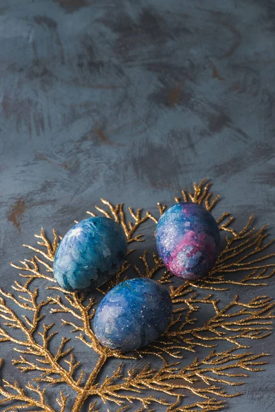 Великоднем Великодні Барвисті Яйця Золотій Гілці Синій Фон — стокове фото