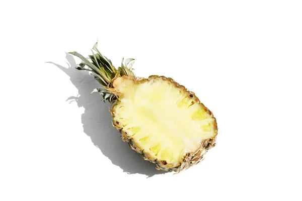 Egzotik Tropikal Meyveler Yarım Olgun Ananas Beyaza Izole Edilmiş Yakın — Stok fotoğraf