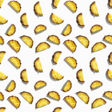 Beyaz arka planda olgun ananas dilimlerinin güzel parlak deseni.