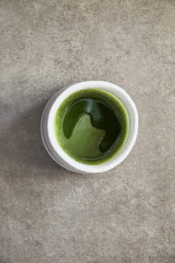 Gri arka planda Chawan Bowl 'da organik yeşil kibrit çayı. Üst manzara..