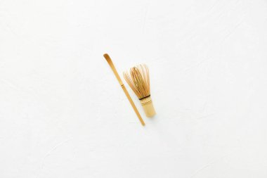 Bambu çırpıcı ve chashaku bambu kaşığı yeşil çay için beyaz üzerine izole edilmiş..