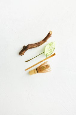 Bambu çırpısı ve bambu kaşığı kibrit çayı, ahşap yemek çubuğu ve yaprak. Beyaz arka plan..