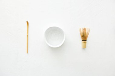 Chawan kasesi, bambu çırpısı ve beyaz arka planda Chashaku bambu kaşığı. Üst görünüm.