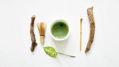 Yeşil çay hala hayatta. Beyaz arka plan..