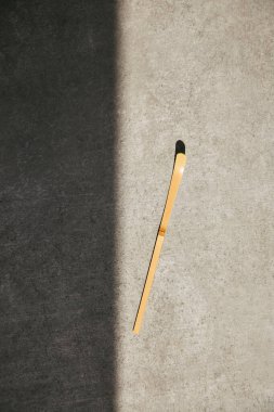 Chashaku bambu kaşığı kibrit çayı için gri bir yüzey ve gölgeye bölünmüş..