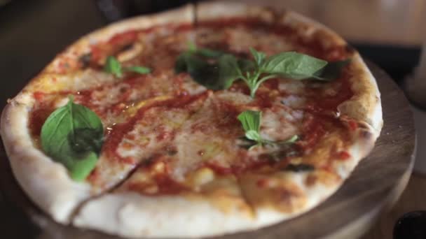 Bir kadeh şarap ve baharatlar ile lezzetli pizza Telifsiz video