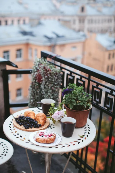 Patisseries Petit Dejeuner Avec The Et Raisins Sur Le Balcon Donnant Sur La Ville Cloture Magnifique Stock Photo Patisseries Petit Dejeuner Avec The Et Raisins Sur Le Balcon Donnant Sur La Ville Cloture Magnifique Stock Photo
