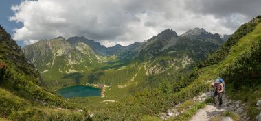 Panorama Popradske pleso Gölü vadinin yüksek Tatra Dağları, Slovakya, Avrupa