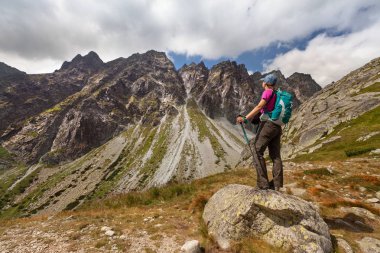 Kayalık Tatra Dağları güzelliği hayran kadın hiking