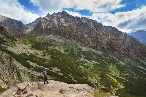 Hiking woman admiring the beauty of rocky Tatra mountains — Stock Photo, Image