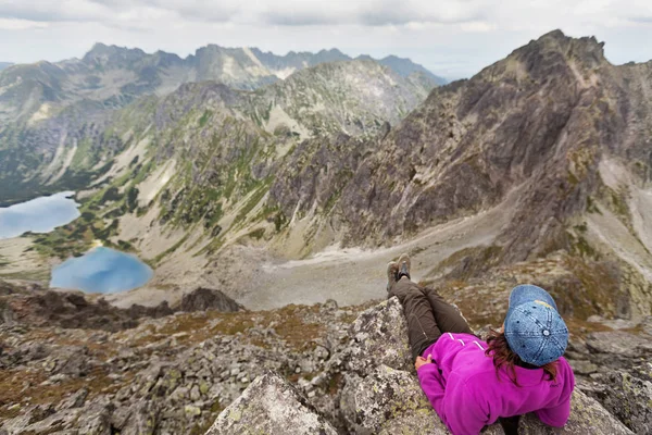 Hiking woman admiring the beauty of rocky Tatra mountains — Stock Photo, Image