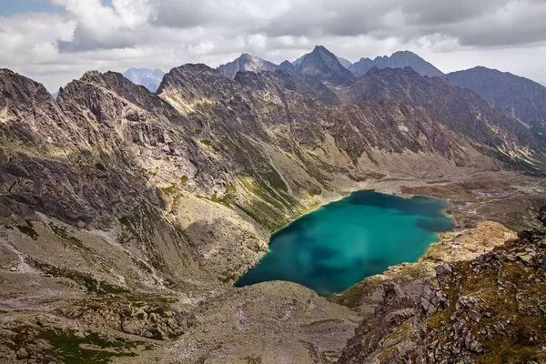 Beautiful lake Hlincovo Pleso among rocky Tatra mountains — Stock Photo, Image