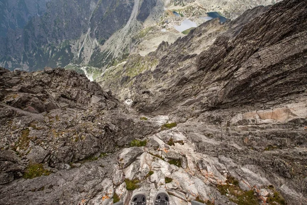Vista deslumbrante do penhasco íngreme no pico Lomnicky Stit — Fotografia de Stock