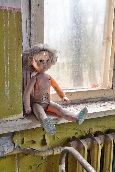 Radioaktive Puppe im Tschernobyl-Kindergarten — Stockfoto