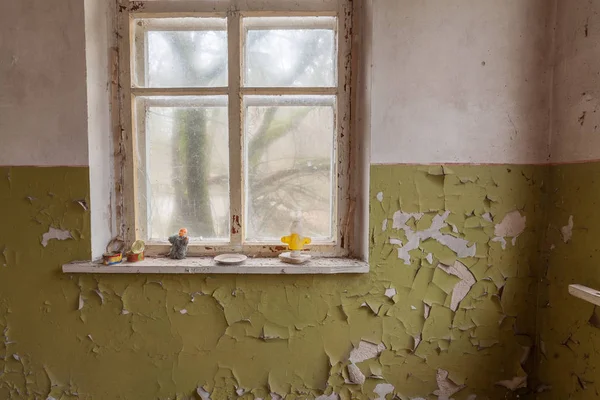 Ventana en casa antigua abandonada en Chernobyl — Foto de Stock
