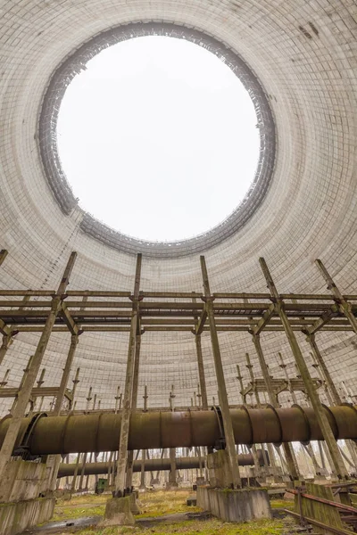 Vista futurista del interior de la torre de refrigeración de la central nuclear de Chernobyl inacabada — Foto de Stock