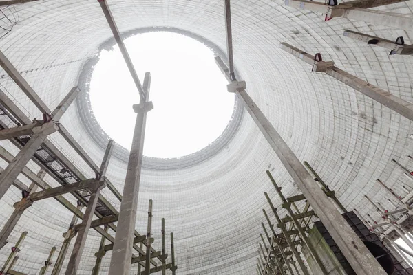 Futuristický pohled uvnitř chladicí věž nedokončeného černobylské jaderné elektrárny — Stock fotografie