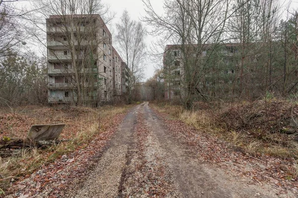 Edifici abbandonati nella città fantasma ricoperta di vegetazione Pripyat . — Foto Stock