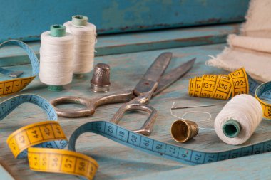 Mavi ahşap zemin üzerine Retro dikiş aksesuarları