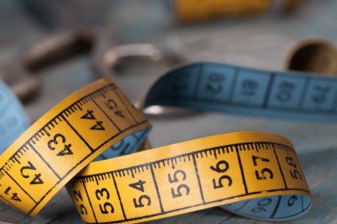 Mavi ahşap zemin üzerine Retro dikiş aksesuarları