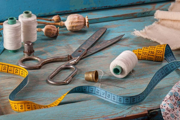 Ретро швейні аксесуари на синьому дерев'яному фоні — стокове фото