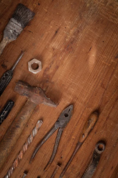 Колекція старовинних інструментів на дерев'яному фоні — стокове фото