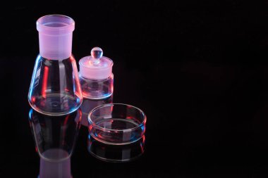 Kimya Laboratuvarı arka plan. Çeşitli cam kimya laboratuar ekipmanları