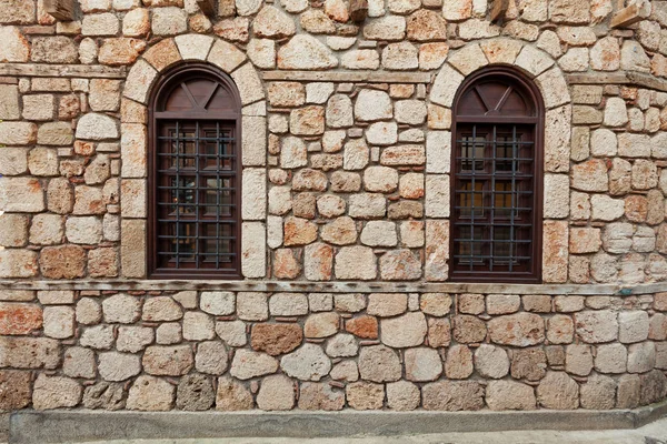 Два окна на старой каменной стене — стоковое фото