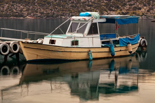 Boat in small fishers village — Stock Photo, Image