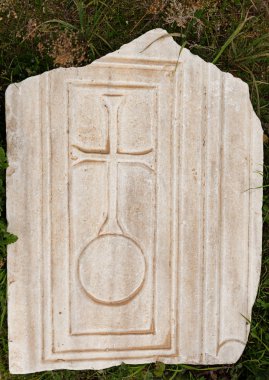 Hierapolis antik şehirde eski Hıristiyan sembolleri bulunan mermer plaka