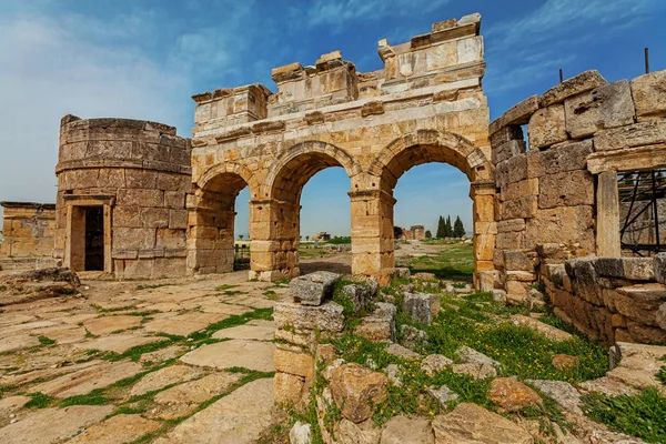 Ruinas de la antigua ciudad, Hierápolis cerca de Pamukkale, Turquía — Foto de Stock