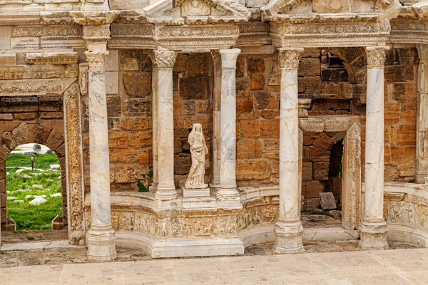 Oude Grieks-Romeins Theater in oude stad Hierapolis in de buurt van Pamukkale, Turkije — Stockfoto