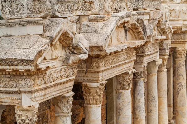 Antiguo teatro greco-romano en la antigua ciudad de Hierápolis cerca de Pamukkale, Turquía — Foto de Stock