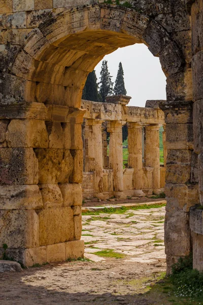 Ruinas de la antigua ciudad, Hierápolis cerca de Pamukkale, Turquía — Foto de Stock