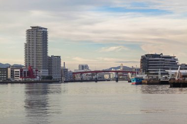 Nagasaki, Japonya - 02 Eylül 2019: Dejima Rıhtımı ve deniz manzaralı restoran alanı