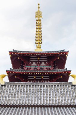 Hafif arkaplanda bulutlu pagoda kulesinin tepesi