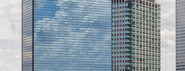 Moderne architectuur. Moderne stalen en glazen wolkenkrabbers in Osaka. — Stockfoto