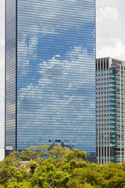 Modern mimari. Osaka 'da modern çelik ve cam gökdelenler. — Stok fotoğraf