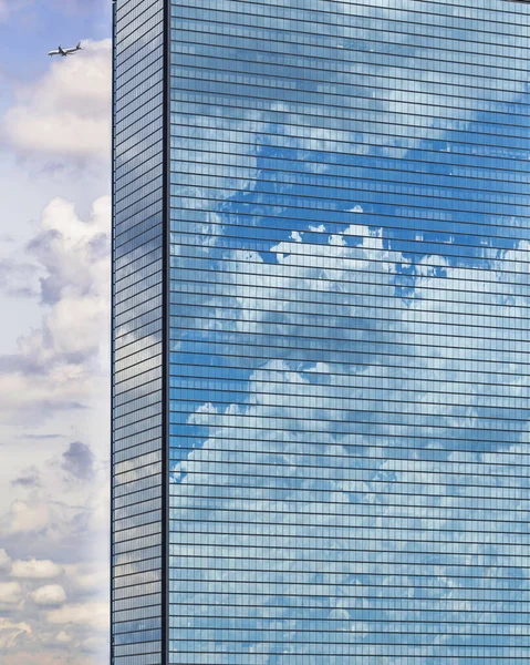 Moln reflekteras i fönster i modern kontorsbyggnad — Stockfoto