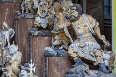 Antik Japon tapınağındaki küçük tahta heykeller.