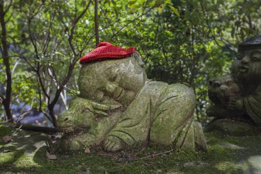Boğa - Japon burcunun sembolü. Çocuksu Jizo taş heykeli örgü örüyor, kumaştan şapkalar takıyor ve zodyak takıyor..