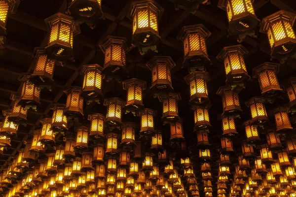 Tysiące latarni wiszących na suficie świątyni buddyjskiej. — Zdjęcie stockowe